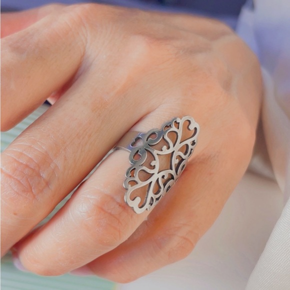 NWT, STAINLESS STEEL Silver láser Cut Pattern Woman ring , Size 6.5 - Picture 3 of 17